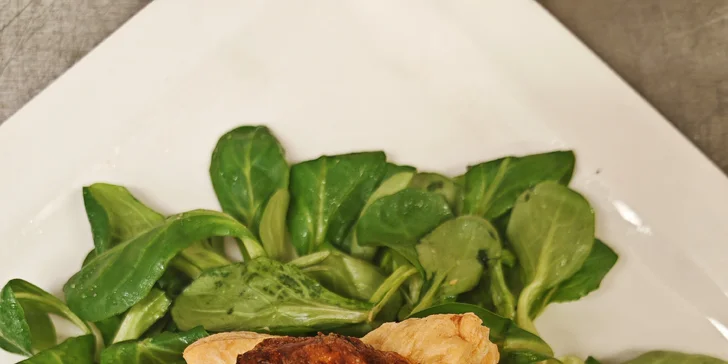 Tříchodové menu s lahví vína pro 2 osoby: sýrový koláček, krůta nebo t-bone a čoko dezert