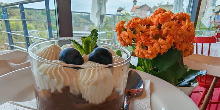 Tříchodové menu s lahví vína pro 2 osoby: sýrový koláček, krůta nebo t-bone a čoko dezert