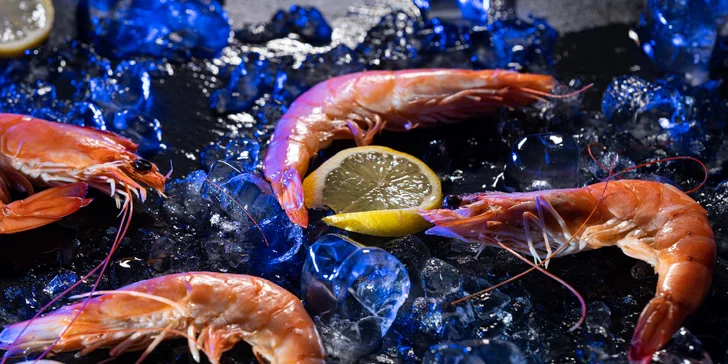 Paella pro dva a sklenka nebo láhev vína k tomu: španělská specialita s krevetami, mušlemi i kalamáry
