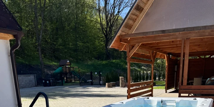 Útulná chalupa na Broumovsku: až 15 lidí, vířivka, ohniště i dvě koupelny s rohovou vanou