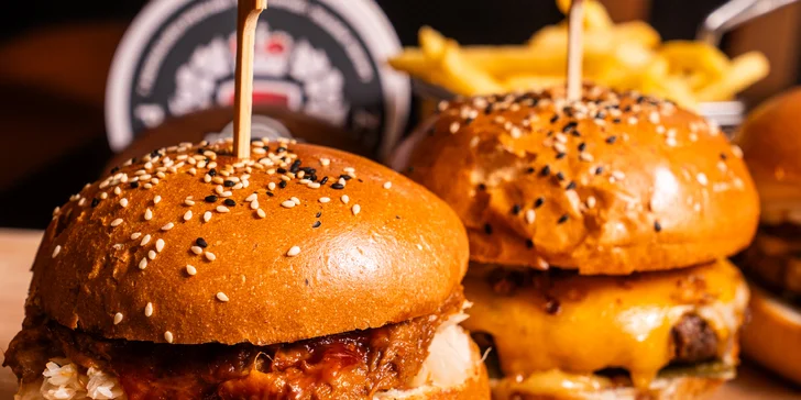 Pochutnejte si: burger podle výběru, hranolky a omáčka pro 1 až 4 osoby
