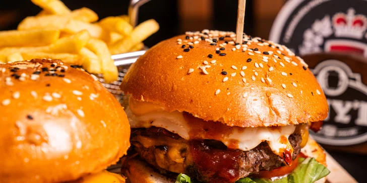 Pochutnejte si: burger podle výběru, hranolky a omáčka pro 1 až 4 osoby