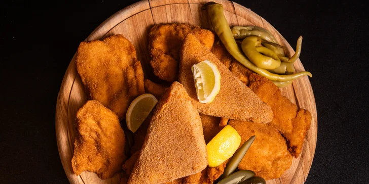 Prkno plné dobrot: až 2 kg řízků, smažených sýrů i cibulových kroužků vč. pečiva