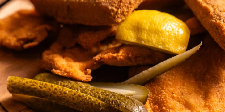 Prkno plné dobrot: až 2 kg řízků, smažených sýrů i cibulových kroužků vč. pečiva