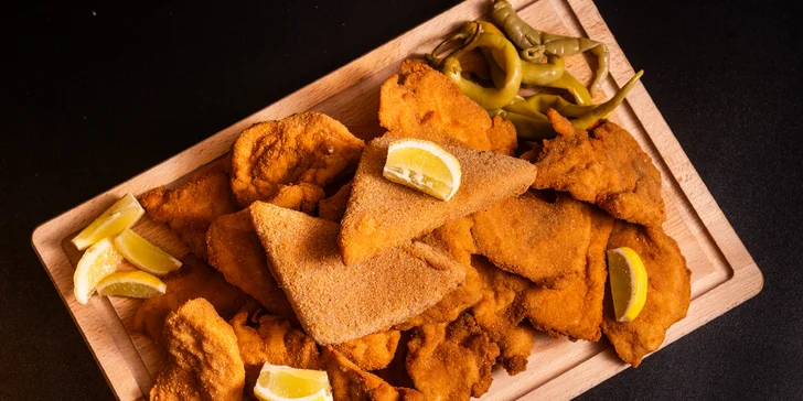 Prkno plné dobrot: až 2 kg řízků, smažených sýrů i cibulových kroužků vč. pečiva