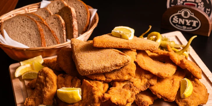 Prkno plné dobrot: až 2 kg řízků, smažených sýrů i cibulových kroužků vč. pečiva