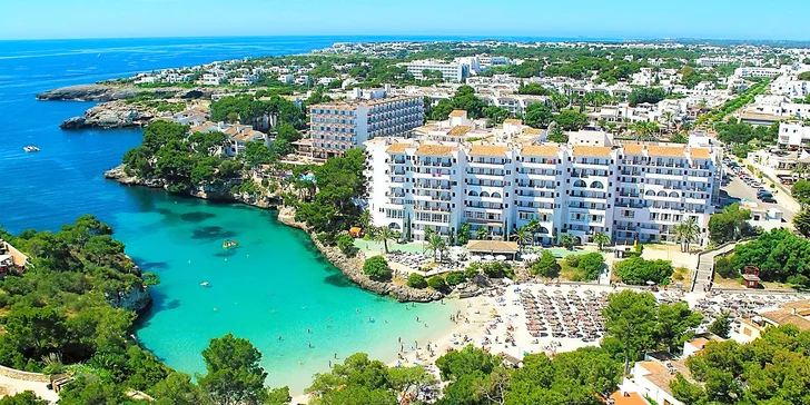Letecky na Mallorcu: 4* hotel Barcelo Aguamarina přímo u písčité pláže s all inclusive