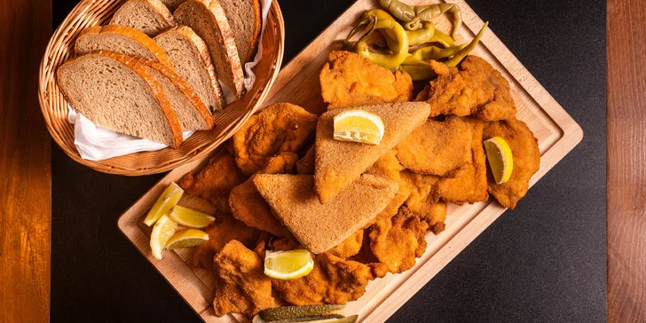 Prkno plné dobrot: až 2 kg řízků, smažených sýrů i cibulových kroužků vč. pečiva