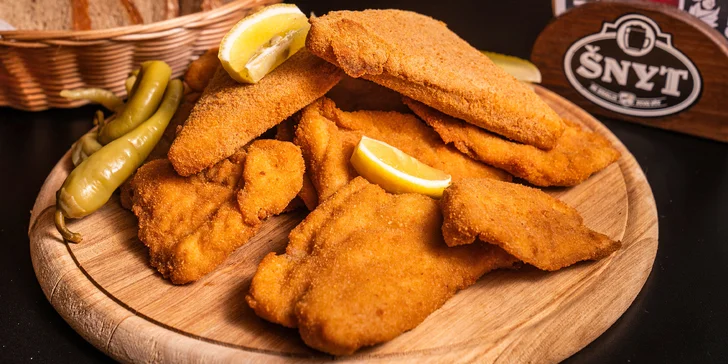 Prkno plné dobrot: až 2 kg řízků, smažených sýrů i cibulových kroužků vč. pečiva