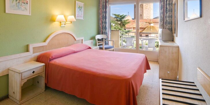 Letecky do Španělska: 3* hotel Merce na Costa Brava, polopenze a střešní bazén