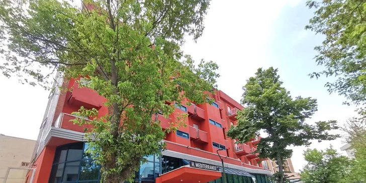 Hotel u pláže mezi Rimini a Ravennou: v ceně bazén a polopenze nebo plná penze