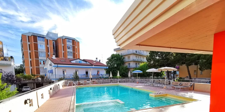 Hotel u pláže mezi Rimini a Ravennou: v ceně bazén a polopenze nebo plná penze
