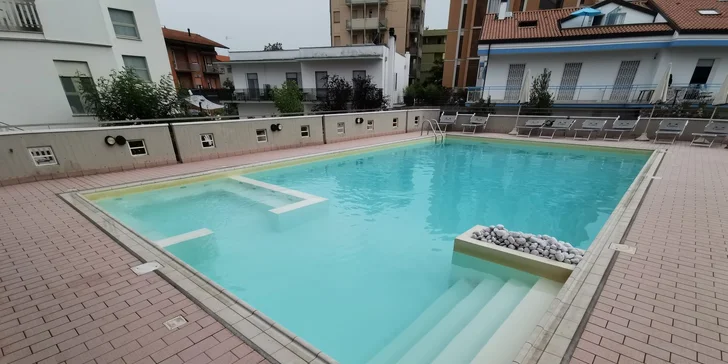 Hotel u pláže mezi Rimini a Ravennou: v ceně bazén a polopenze nebo plná penze