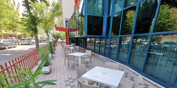 Hotel u pláže mezi Rimini a Ravennou: v ceně bazén a polopenze nebo plná penze