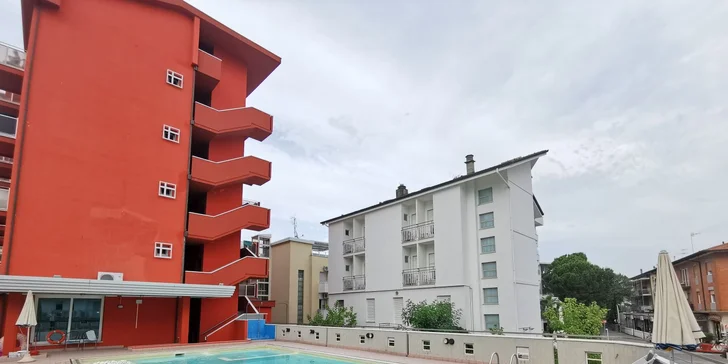 Hotel u pláže mezi Rimini a Ravennou: v ceně bazén a polopenze nebo plná penze