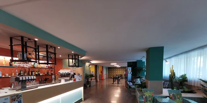 Hotel u pláže mezi Rimini a Ravennou: v ceně bazén a polopenze nebo plná penze