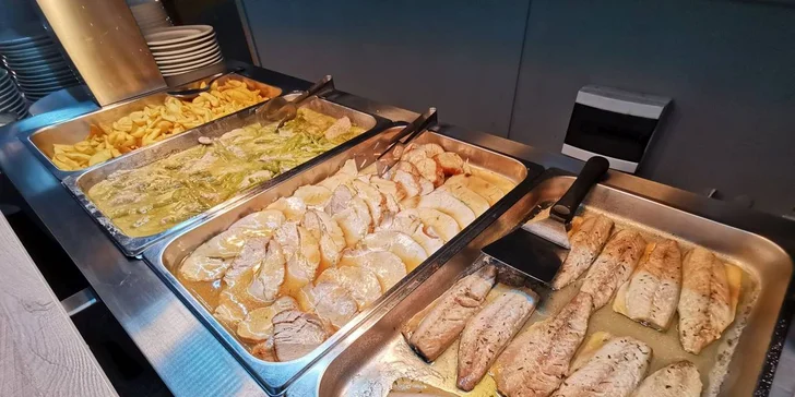 Hotel u pláže mezi Rimini a Ravennou: v ceně bazén a polopenze nebo plná penze