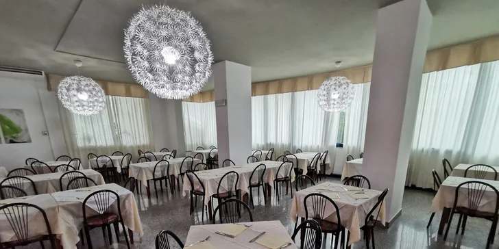 Hotel u pláže mezi Rimini a Ravennou: v ceně bazén a polopenze nebo plná penze