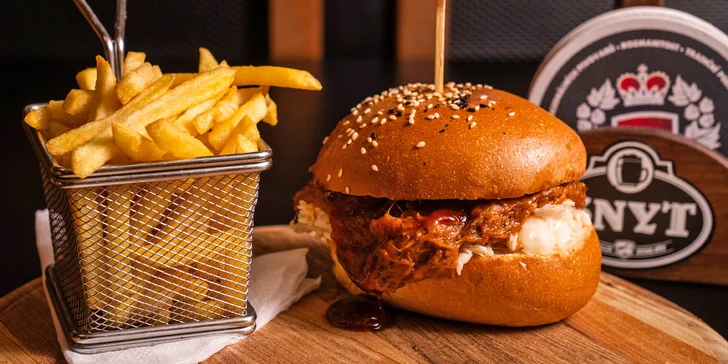 Pochutnejte si: burger podle výběru, hranolky a omáčka pro 1 až 4 osoby