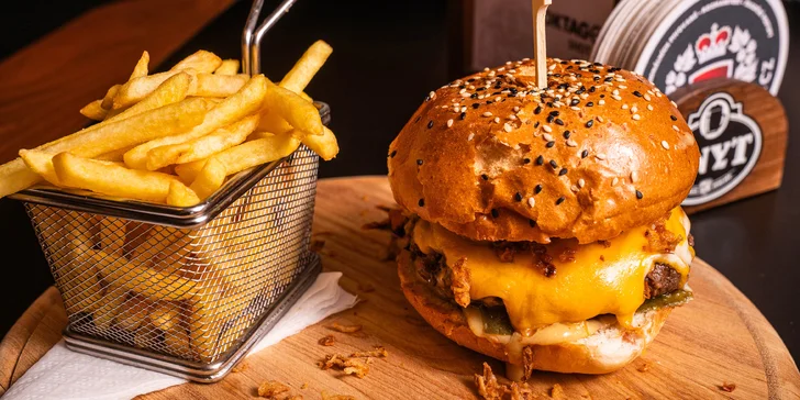 Pochutnejte si: burger podle výběru, hranolky a omáčka pro 1 až 4 osoby