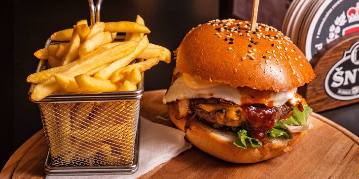 Pochutnejte si: burger podle výběru, hranolky a omáčka pro 1 až 4 osoby