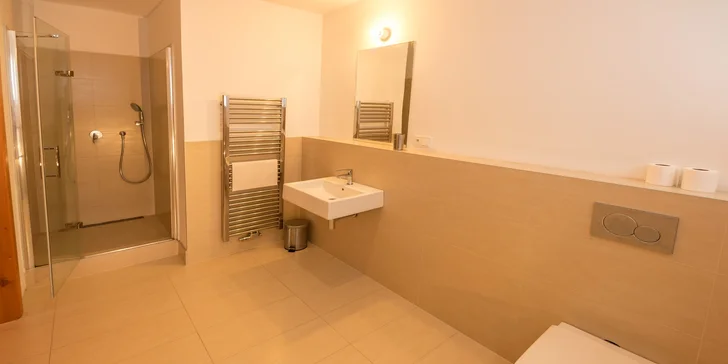 Dovolená v příjemné chatě se snídaněmi pro pár i rodinu
