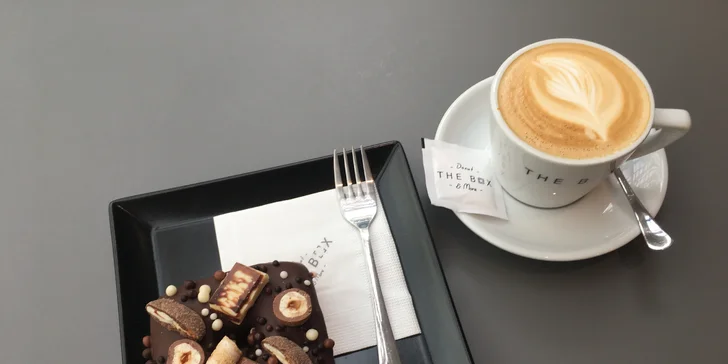 Ručně vyráběné donuty a káva dle výběru či box o 6 kusech: malina i pistácie