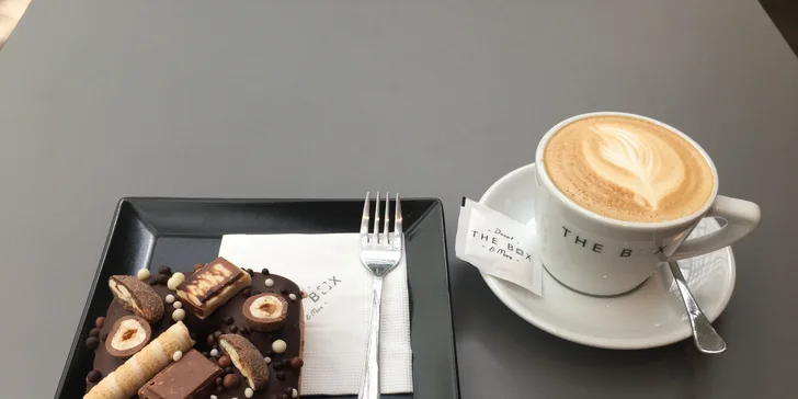Ručně vyráběné donuty a káva dle výběru či box o 6 kusech: malina i pistácie
