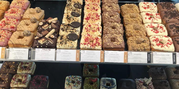 Ručně vyráběné donuty a káva dle výběru či box o 6 kusech: malina i pistácie