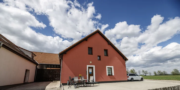 Pobyt pro 2 os. u Českého Krumlova s piknikovým snídaňovým košem, lahví vína i pizzou v ceně