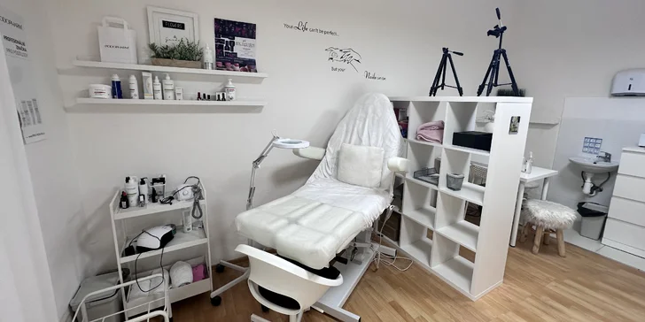 Pro krásné nehty: kombinovaná manikúra a pedikúra i lakování gel lakem