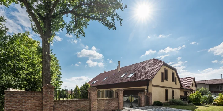 Apartmány u Jindřichova Hradce: koupací jezírko, posezení u ohniště,pestré vybavení na sport i hry