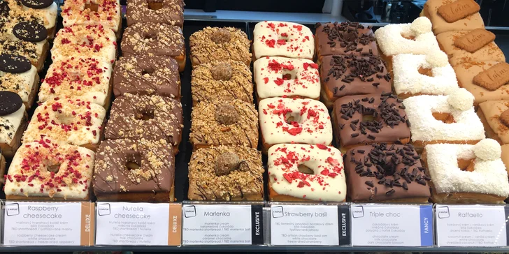 Ručně vyráběné donuty a káva dle výběru či box o 6 kusech: malina i pistácie
