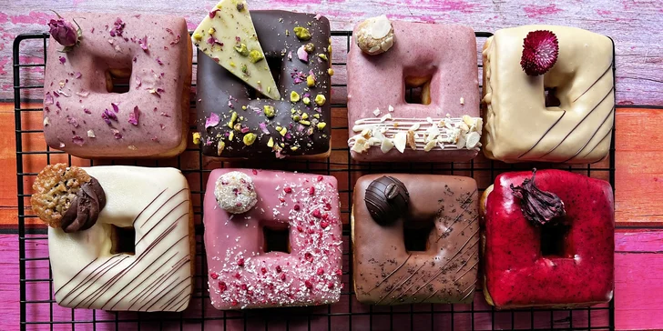 Ručně vyráběné donuty a káva dle výběru či box o 6 kusech: malina i pistácie