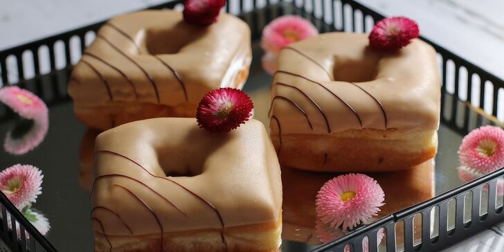 Ručně vyráběné donuty a káva dle výběru či box o 6 kusech: malina i pistácie