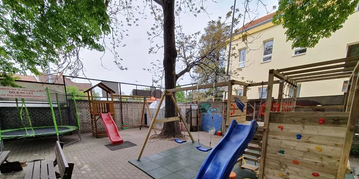 Prkno se žebry, paličkami a čevabčiči, k tomu hranoly, zelenina a chleba: pivnice se zahrádkou
