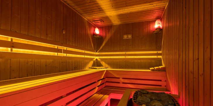 Sauna je v provozu od 16 do 21 h. Dále je zde k dispozici bazén a vířivka.