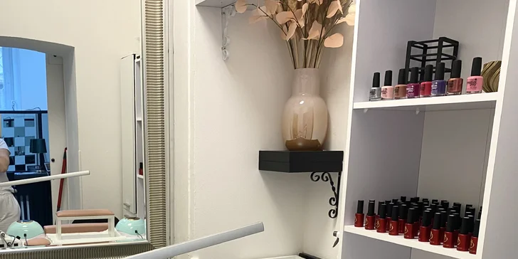 Péče o nohy: SPA pedikúra s klasickým lakováním i gel lakem