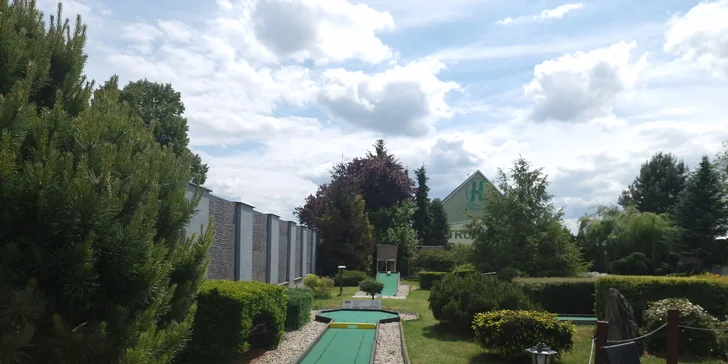 Venkovní minigolf i s kuřecími stripsy a hranolky pro děti i dospělé