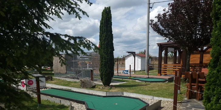 Venkovní minigolf i s kuřecími stripsy a hranolky pro děti i dospělé