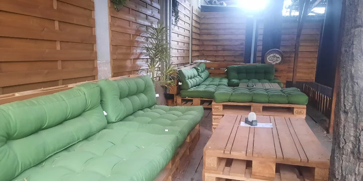 Prkno se žebry, paličkami a čevabčiči, k tomu hranoly, zelenina a chleba: pivnice se zahrádkou