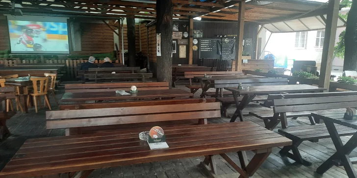 Prkno se žebry, paličkami a čevabčiči, k tomu hranoly, zelenina a chleba: pivnice se zahrádkou