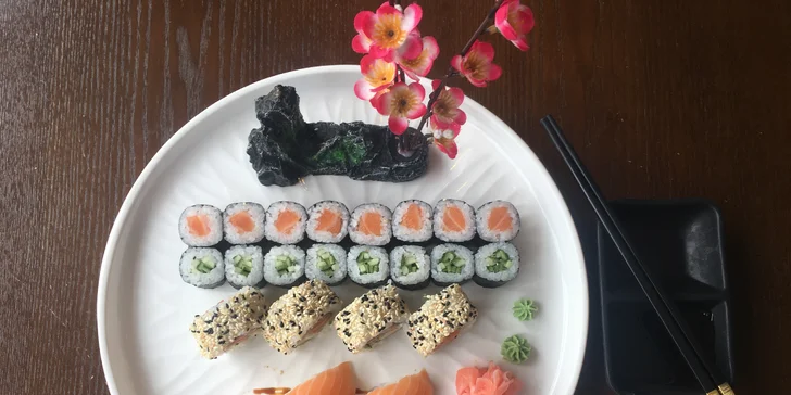 Až 72 ks pestrého sushi, minizávitky, wakame saláty i miso polévky