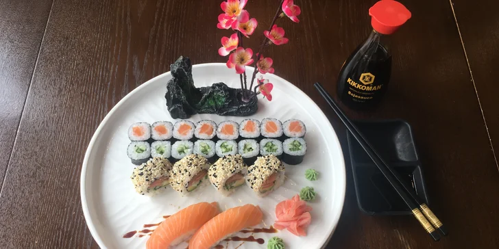 Až 72 ks pestrého sushi, minizávitky, wakame saláty i miso polévky