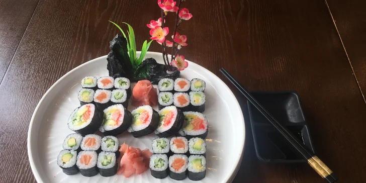 Až 72 ks pestrého sushi, minizávitky, wakame saláty i miso polévky