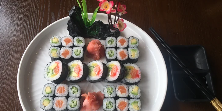 Až 72 ks pestrého sushi, minizávitky, wakame saláty i miso polévky