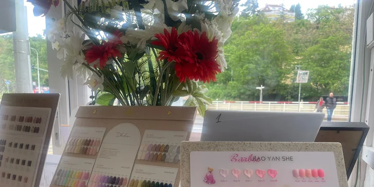 Péče o vaše ruce: klasická manikúra, Shellac nebo P-Shine v Košířích