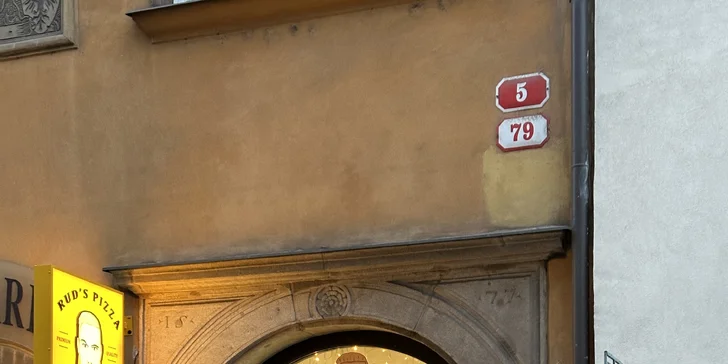 Čtvrtina pizzy o průměru 40 cm podle výběru v Rud’s pizza v centru Plzně