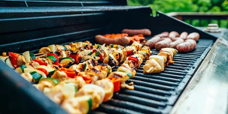 Grilování a all you can eat raut v horské restauraci s výhledem na Špindl a jízda lanovkou tam i zpět