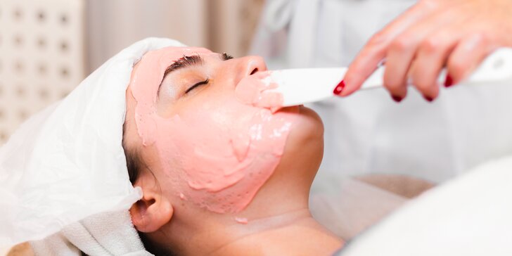 Hloubková hydratace pro vaši pleť: kosmetické ošetření s čištěním, peelingem, maskou i masáží obličeje